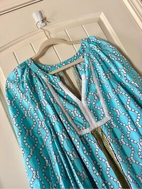 crown & ivy Curvy Turquoise and White Polka Dot Top